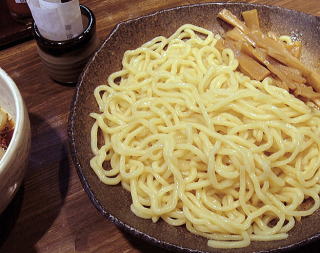 淡黄色の中華麺